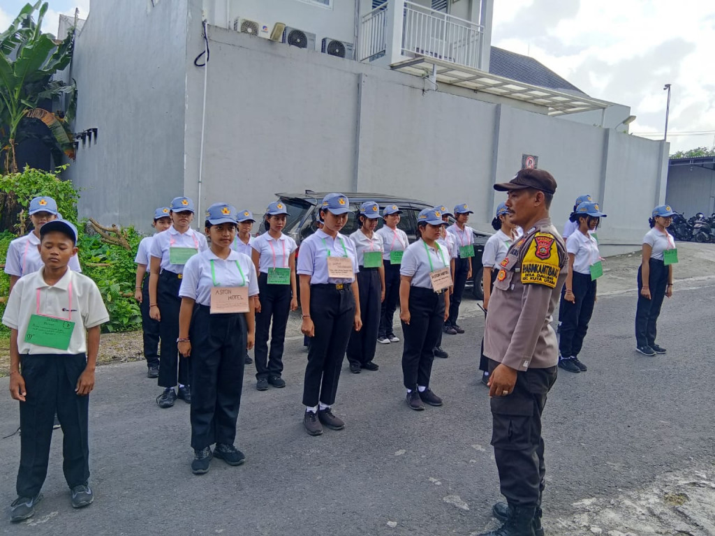 Sinergitas Bhabinkamtibmas Desa Dalung pada MPLS di SMK Prada Dalung